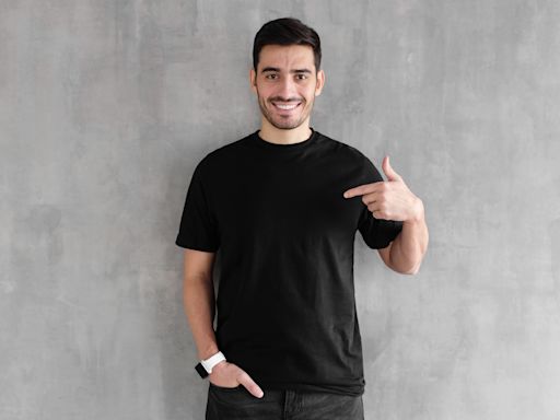 Las camisetas negras que serán tu mejor carta para vestir: paquete de 4 en oferta