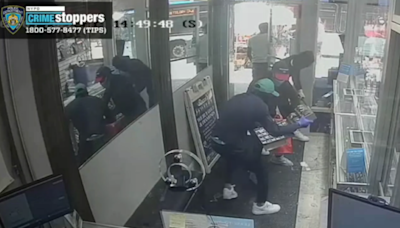 Thieves steal $2M worth of valuables from New York City jewelry store, video shows