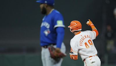 Giants rally in ninth to beat Blue Jays in wild finish