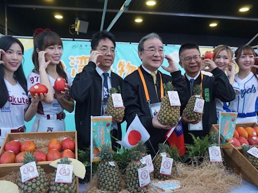 農委會宣傳創舉 進東京巨蛋贈台灣水果給巨人隊 (圖)