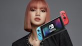 Lisa, integrante de BLACKPINK, juega con un Nintendo Switch en pleno concierto