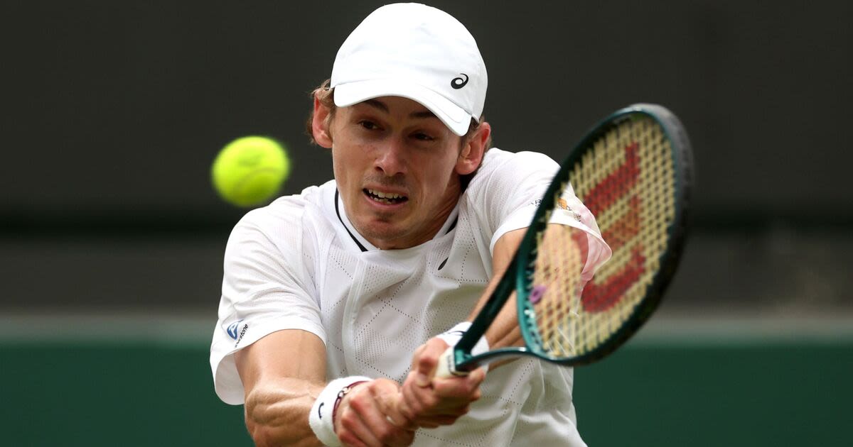 Alex De Minaur wins match despite 'not being able to serve' due to injury scare