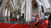 Pelotón de la Vuelta ofrece insólita imagen cruzando la catedral de Breda