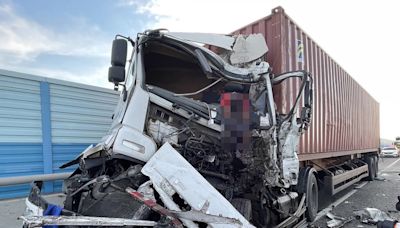國3彰化段2聯結車追撞 1人重傷受困待救