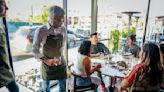Nueva ley de California anula recargos en restaurantes de San Diego pero traerá precios más altos