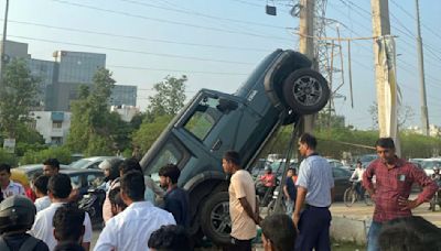 Mahindra Thar Hit by Honda Amaze, Goes Up Electricity Pole » Car Blog India