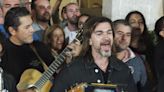 Juanes canta ante su público en la calle en Mérida tras anularse su concierto por lluvias