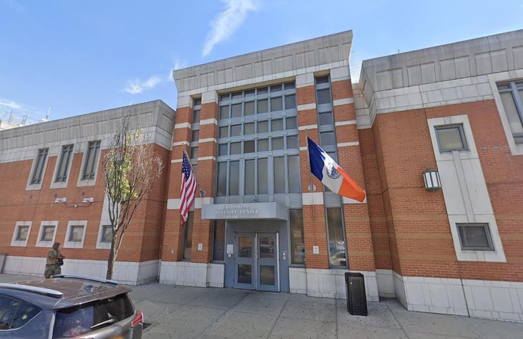 Staffers at Crossroads Brooklyn detention center smuggled in weapons and drugs: feds