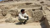 Descubren templo de 5 mil años de antigüedad debajo de duna de arena en Perú