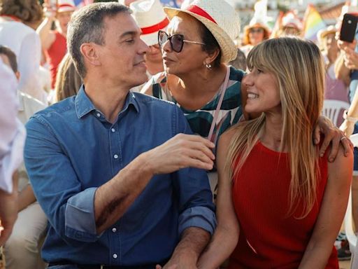 Reaparece Begoña Gómez junto al presidente Pedro Sánchez en el mitin socialista de Benalmádena (Málaga)