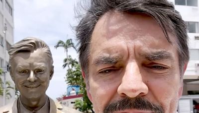 Eugenio Derbez conoce su estatua acapulqueña y pide a la gente ayudar al puerto guerrerense