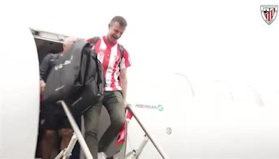 Muniain y De Marcos, capitanes del Athletic, bajan la Copa del avión tras su llegada a Bilbao