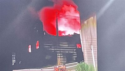 新北三峽塑膠工廠暗夜大火 ！ 化學物助燃…警消鄰近5區居民外出戴口罩