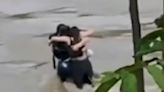 El dramático abrazo final de tres amigos antes de ser arrastrados por un río en Italia