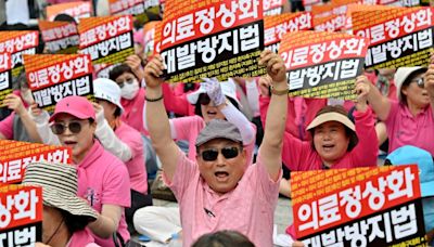 South Korean patients urge doctors to end walkout