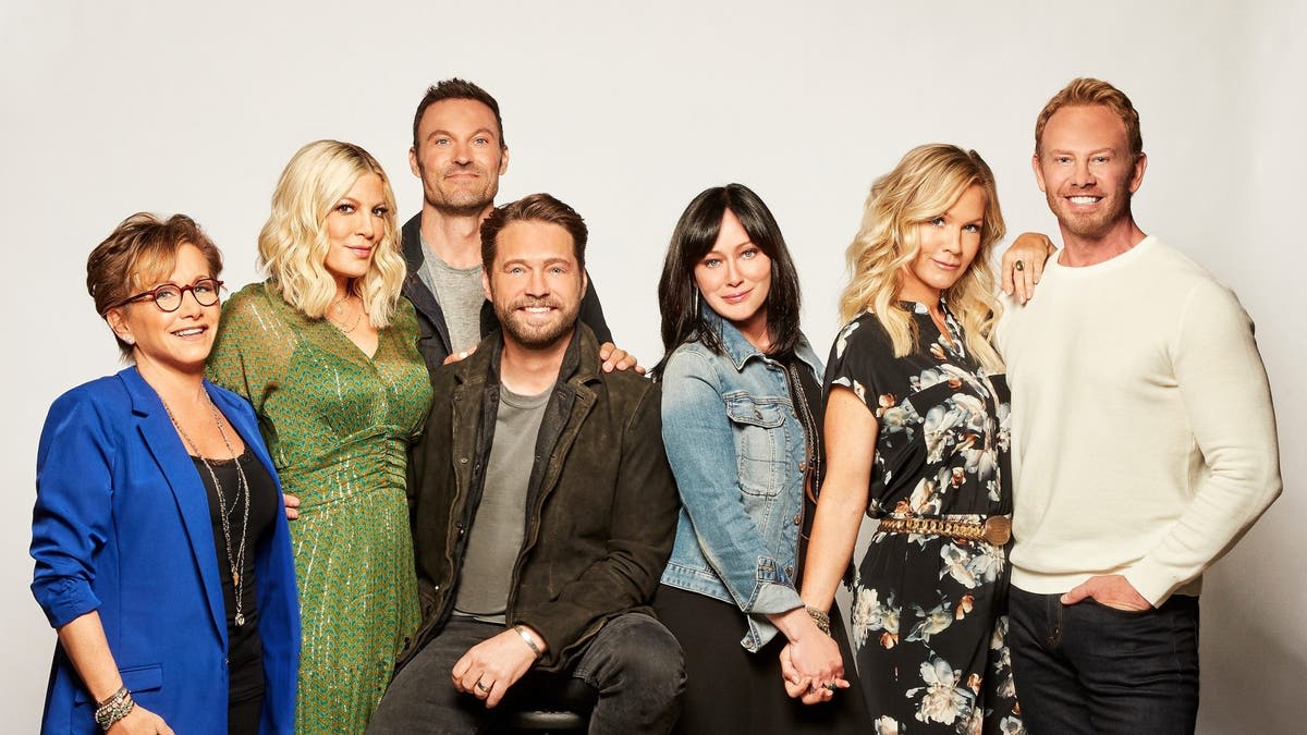 'Beverly Hills, 90210' cast praise Shannen Doherty for being 'amazing example' in cancer fight