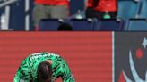 Bandeirinha passa mal e desmaia no campo durante jogo da Copa América; veja