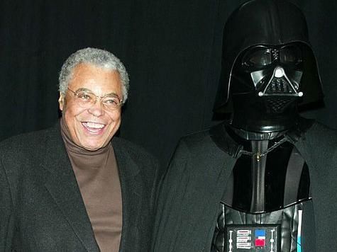 Muere James Earl Jones, el actor que le dio su icónica voz al personaje de Darth Vader de "Star Wars"