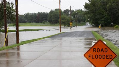 Flash flooding closes several major roads in southwestern Illinois. Avoid these routes