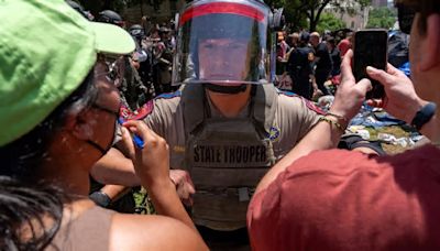 Tensión en la Universidad de Texas: policías derriban barrera de manifestantes