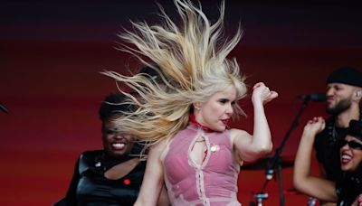 Paloma Faith gives relationship advice to men in Glastonbury crowd