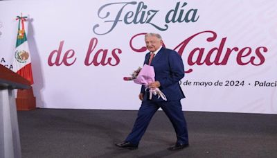 Celebra AMLO a las madres con mariachi en la Mañanera