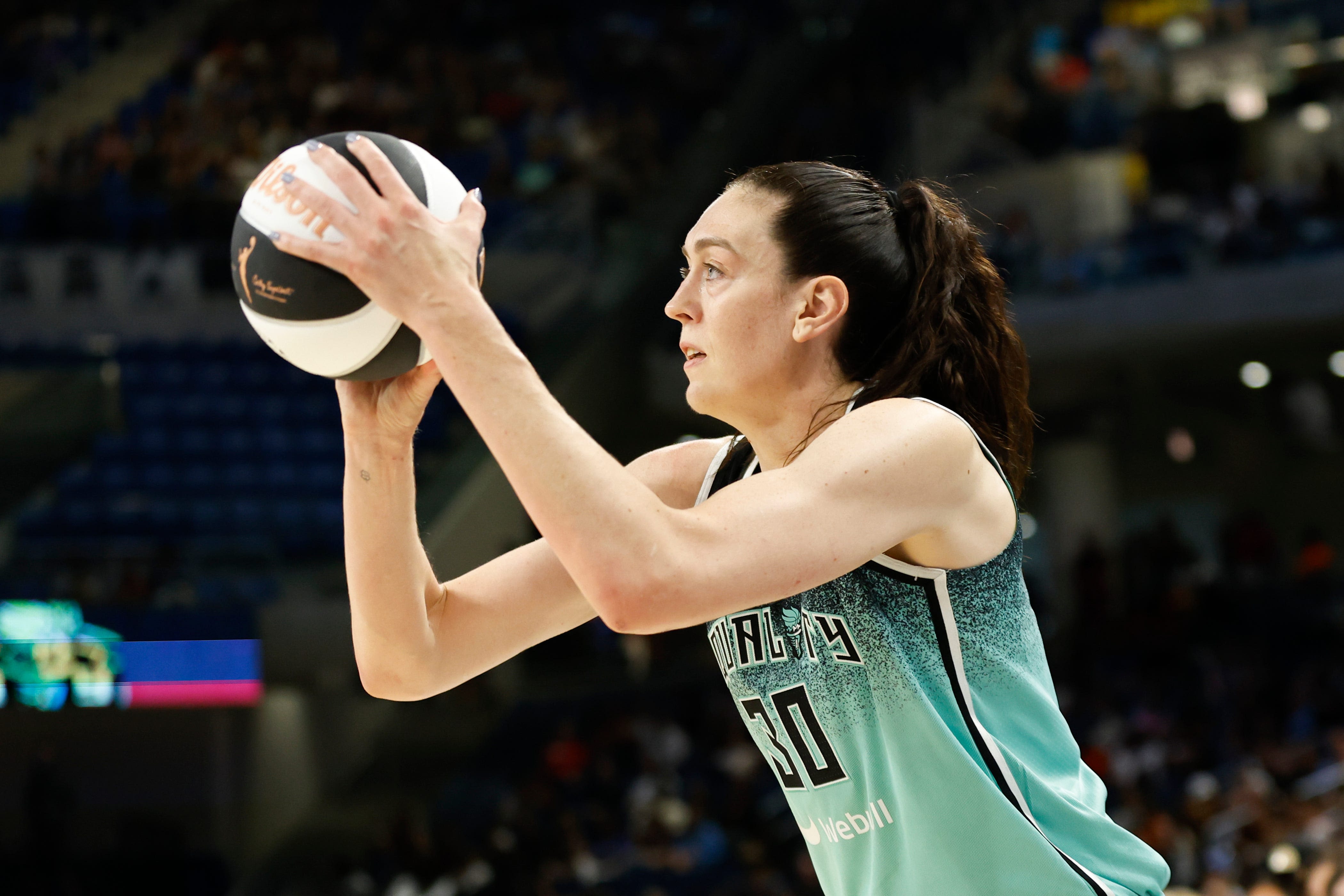 Breanna Stewart leads New York Liberty past Chicago Sky; Angel Reese ejected