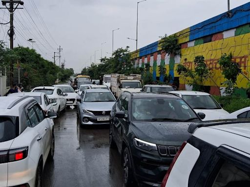 Indore: Traffic Turns Into Nightmare At Bypass; Long Queues Of Vehicles At Service Roads