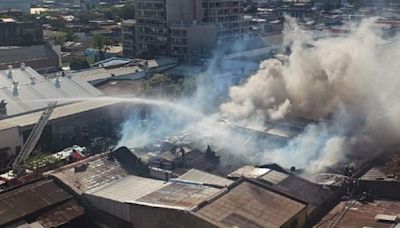 Incendio se registra en la comuna de Santiago: Bomberos trabaja con más de 10 carros en la emergencia