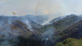 Incendio en zona montañosa de Hawai se aleja de áreas pobladas
