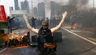 Manifestantes antibelicistas se enfrentan a la policía frente a convención de armas en Australia