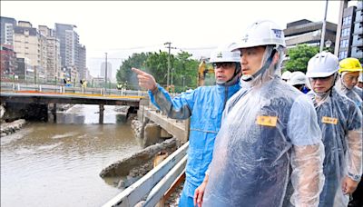 凱米颱風》北市關水門拖吊200車 1遊覽車未移