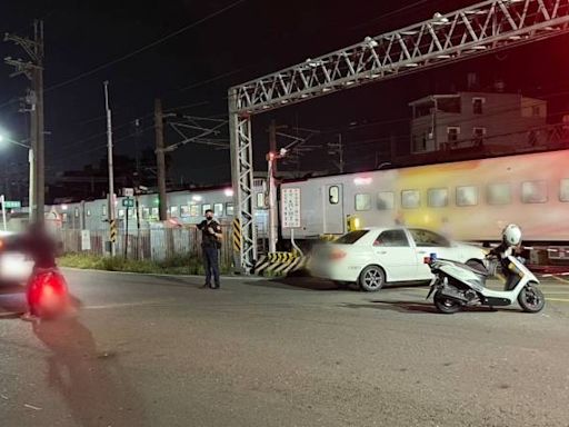 路竹區新民路與大同路平交道發生火車與汽車交通事故 湖內警現場協處 幸僅1人膝蓋微擦挫傷 | 蕃新聞