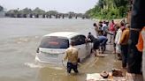 ... In Kshipra Rises Suddenly, Despite No Rain; Small Temples Submerged, Cars Begin To Drown In Flash Flood