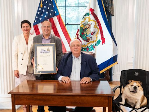 Gov. Jim Justice presents Chef Paul Smith with Distinguished West Virginian Award - WV MetroNews