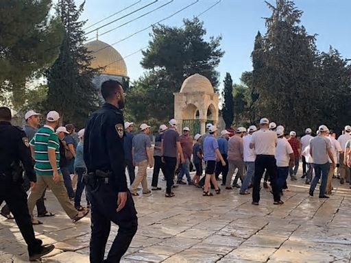 Dozens of Jewish settlers break into Al-Aqsa Mosque