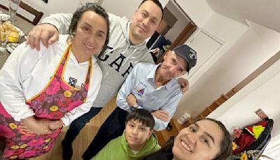 Esperando análisis de huellas y con regalos de la comunidad, ciudadano ruso sigue viviendo en aeropuerto de Punta Arenas