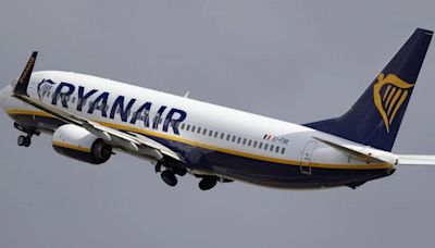 Ryanair issues urgent warning to all passengers with certain coloured suitcases