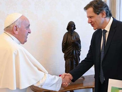 Haddad presenteia papa Francisco com cuia de chimarrão