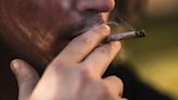 Muchos estadounidenses creen erróneamente que la exposición al humo de la marihuana es más segura que la del tabaco, según un estudio