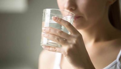 水喝不夠恐腦中風、心梗 專家曝運動補水3時機 - 健康