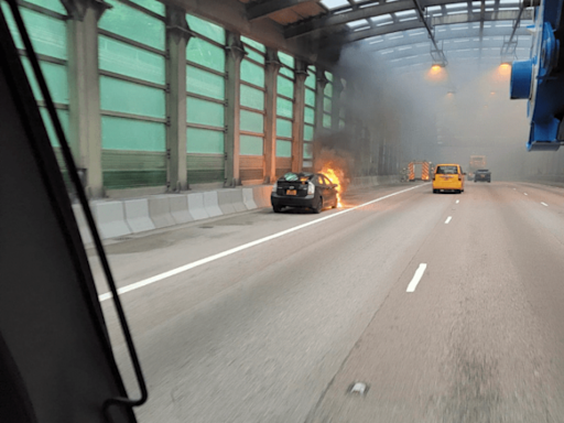 屯門公路私家車突冒煙起火「自焚」 消防到場撲熄 幸無人受傷