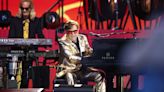 Elton John clausura Glastonbury con un concierto "emotivo" y abarrotado