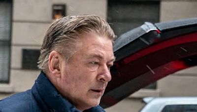 Alec Baldwin tira el teléfono de una activista tras ser increpado en una cafetería: «¿Podrías decir 'Palestina libre'?»