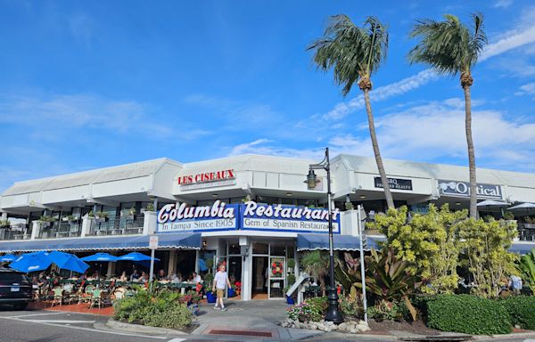 10 best iconic restaurants in Sarasota area for delicious food, drinks in a fun setting!