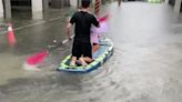 台南安南區多處積淹水 民眾苦中作樂玩「SUP板」