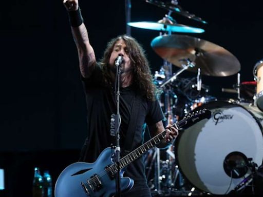 Dave Grohl alfineta Taylor Swift durante show do Foo Fighters: "Tocamos de verdade"