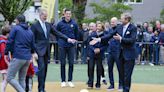 El rey Felipe y Guillermo de Países Bajos saltan al terreno de juego y dan unos toques al balón en la Fundación Cruyff