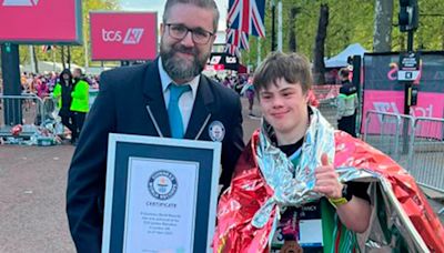 La inspiradora historia del joven con síndrome de Down que terminó la Maratón de Londres y estableció un récord Guinness