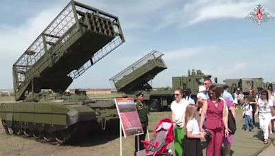 俄出動新款溫壓武器 TOS-3「龍式」火箭系統高調亮相 - 自由軍武頻道